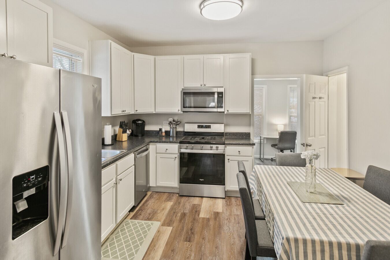 Køleskab, mikrobølgeovn, ovn, kogeplade