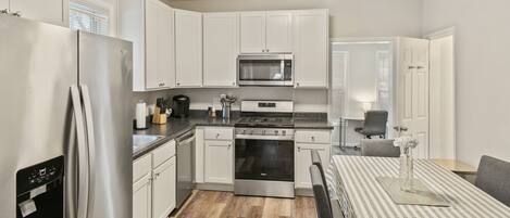 Refrigerador, microondas, horno, placa de cocina