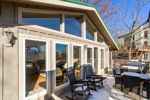 Outdoor dining - Heights Retreat - Mountain Views & Hot Tub (Gatlinburg)