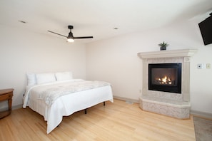 2 bedrooms, iron/ironing board, free WiFi, bed sheets - Heights Retreat - Mountain Views & Hot Tub (Gatlinburg)