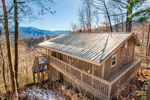 Exterior - Heights Retreat - Mountain Views & Hot Tub (Gatlinburg)