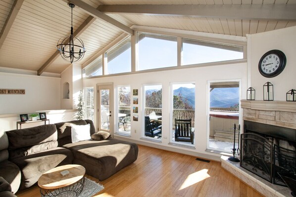 Smart TV, fireplace - Heights Retreat - Mountain Views & Hot Tub (Gatlinburg)