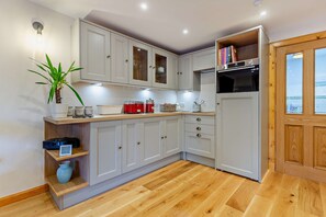 Fridge, oven, dishwasher, cookware/dishes/utensils