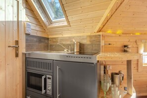 Geladeira, micro-ondas, fogão, talheres/pratos/utensílios de cozinha