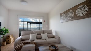 TV - Ozeanica Heights by LovelyStay (Gaula)