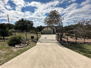 المنطقة المحيطة بالمنشأة