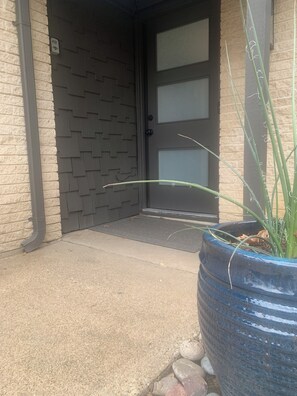 Exterior detail - 3-bedroom house in Hurst with WiFi, AC (Hurst)