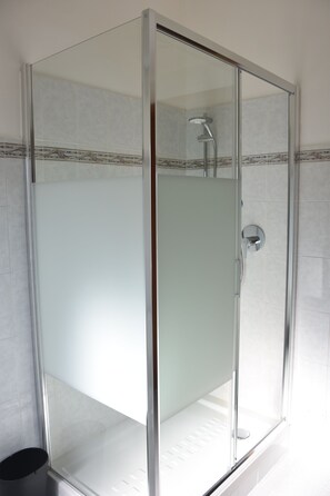 Dusche, Haartrockner, Bidet, Handtücher