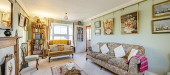 Geoff's Place - Three Bedroom House, Sleeps 5