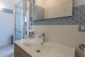 Dusche, Haartrockner, Bidet, Handtücher