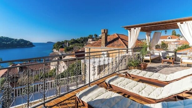 A rooftop terrace with lounge chairs and a pergola, overlooking a coastal landscape. - Residence Villa Mima (Cavtat)