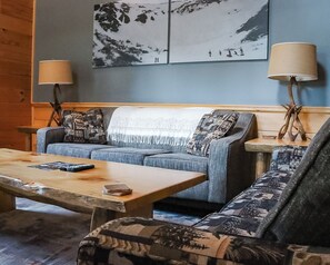 Living area - Cozy 3-bedroom Duplex cabin - 1 Side - in peaceful Intervale with WiFi, AC (Intervale)