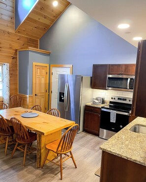 Private kitchen - Cozy 3-bedroom Duplex cabin - 1 Side - in peaceful Intervale with WiFi, AC (Intervale)
