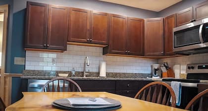 Cozy 3-bedroom Duplex cabin - 1 Side - in peaceful Intervale with WiFi, AC