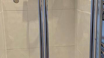 Apartment | Bathroom | Shower, free toiletries, hair dryer, towels