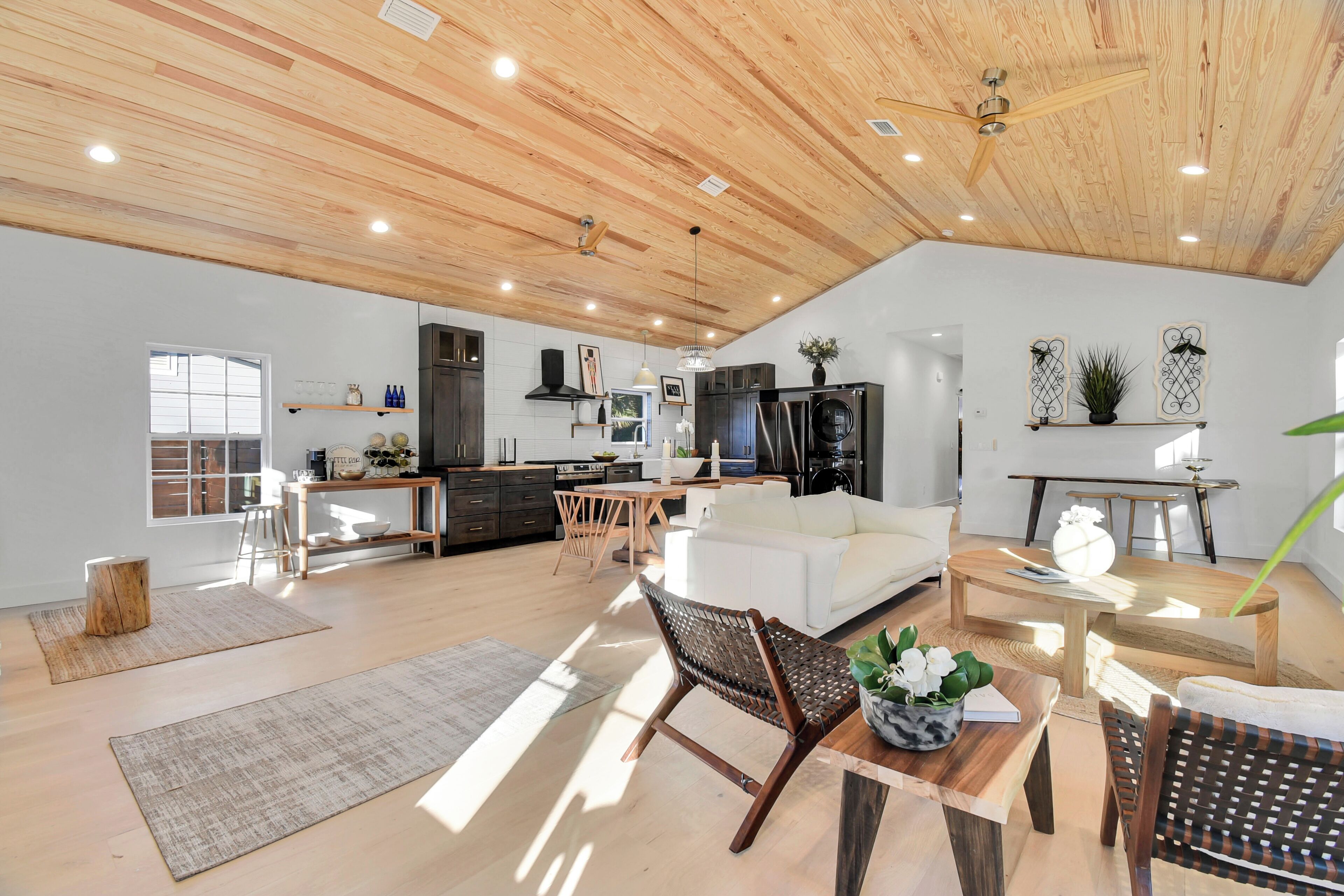 Una Smart TV, una chimenea