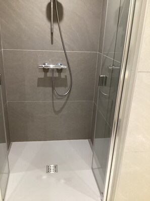 Dusj, hårføner, håndklær og såpe