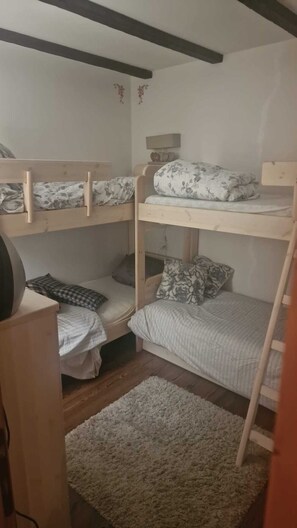2 makuuhuonetta, silitysrauta/-lauta, Wi-Fi