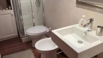 Asciugacapelli, bidet, sapone, carta igienica