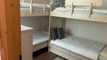 2 bedrooms, iron/ironing board, WiFi