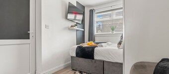 City Centre House | Parking with EV | WIFI Netflix