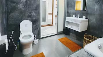 Serviettes fournies, papier toilette