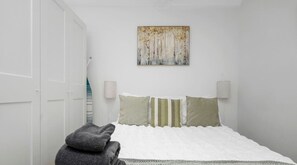 2 slaapkamers, een bureau, een strijkplank/strijkijzer, reisbedje