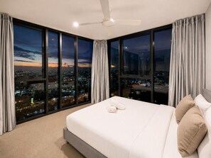 2 bedrooms, WiFi - City Lights Views – 2BR Stay (South Brisbane)