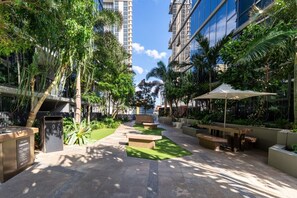 Outdoor dining - City Lights Views – 2BR Stay (South Brisbane)