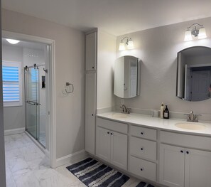 Shower, jetted bath, hair dryer, towels - Salty Souls-Waterfront w 3 Kings, 5 min walk to Gulf, Pool, Beach gear, W/D (Fort Walton Beach)