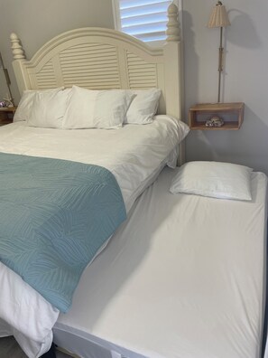 3 bedrooms, in-room safe, iron/ironing board, travel cot
