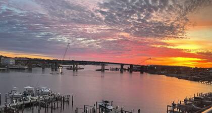 Salty Souls-Waterfront w 3 Kings, 5 min walk to Gulf, Pool, Beach gear, W/D