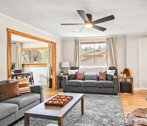 Smart TV, books - Flagstaff Forest Retreat • Hot Tub • Fire Pit • Fully Fenced Yard • Pet Friendly (Flagstaff)