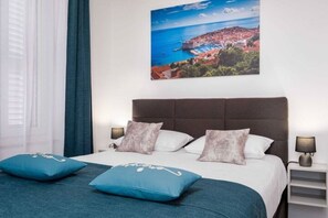 Iron/ironing board, WiFi, bed sheets