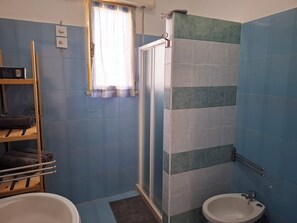 Doccia, asciugacapelli, bidet, asciugamani