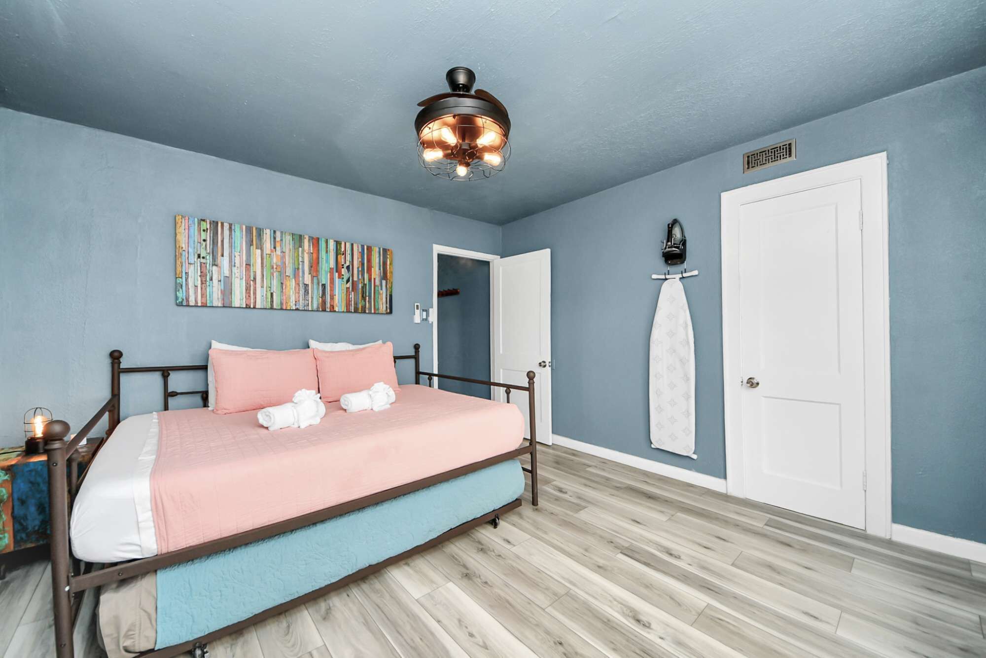 2 bedrooms, iron/ironing board, WiFi, bed sheets