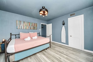 2 bedrooms, iron/ironing board, WiFi, bed sheets - Rustic 2BR w/ Ping Pong near Beach/Nightlife (Galveston)