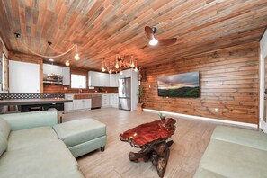 TV, ping pong - Rustic 2BR w/ Ping Pong near Beach/Nightlife (Galveston)