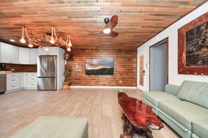 TV, ping pong - Rustic 2BR w/ Ping Pong near Beach/Nightlife (Galveston)