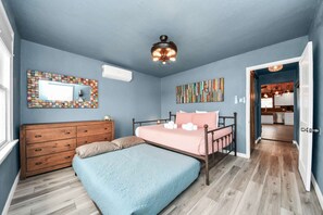 3 bedrooms, iron/ironing board, WiFi, bed sheets - Rustic 2BR w/ Ping Pong near Beach/Nightlife (Galveston)