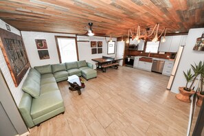 Téléviseur, table de ping-pong