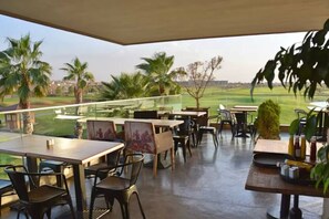 Outdoor dining - Prestigia Golf, Atlas & Pool View Apartment (Marrakesh)