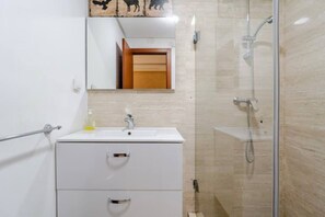 Hiustenkuivaaja, pyyhkeet, vessapaperi