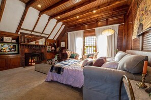 Smart TV, fireplace, books, music library - Historic Carriage House: Unique Stay in the Heart of Hamilton (Hamilton)