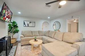 Smart TV, chimenea, futbolito y libros