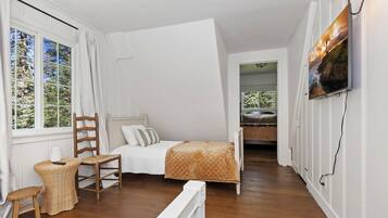 3 bedrooms, travel crib, WiFi, bed sheets