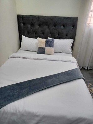 3 bedrooms, WiFi, bed sheets - Nice 3-bedroom Aprt with WiFi at 59 lindhorst st Kenilworth Joburg South 2190 (Johannesburg South)