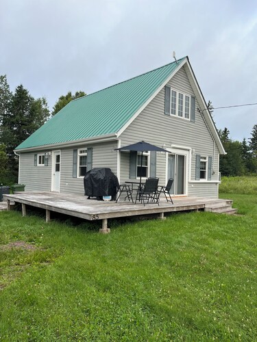 Peaceful ocean view cottage in quiet area - kid friendly private beach