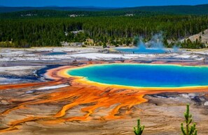 Ein geothermisches Gebiet mit einem großen Wasserbecken und Mineralablagerungen.