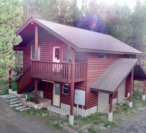 YELLOWSTONE'S 2 bedroom, 2 bathroom upstairs loft. DOG FRIENDLY. TrailerParking